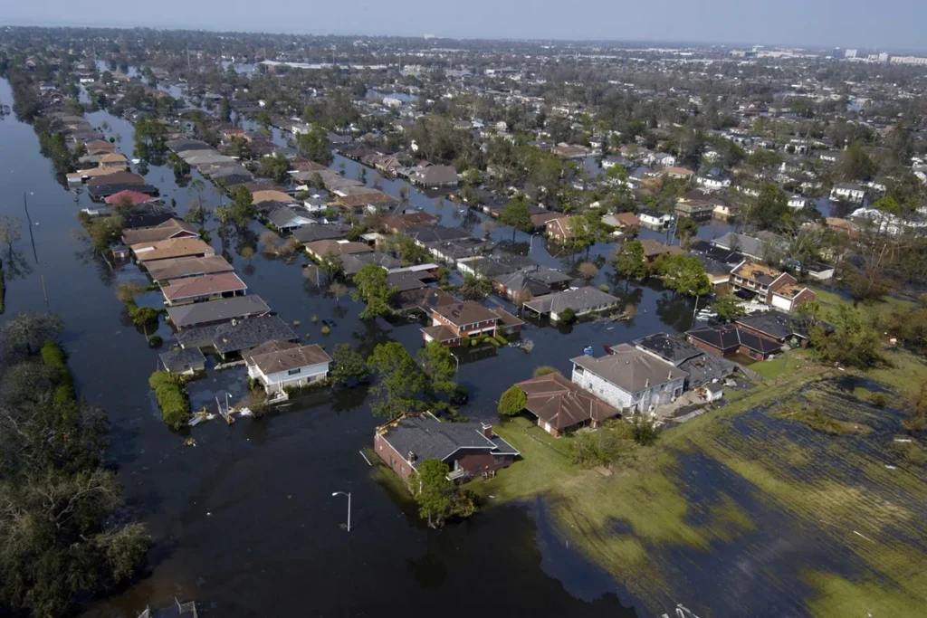 Vista aérea de bairro em Nova Orleans alagado após o furacão Katrina, com casas parcialmente submersas pela água.