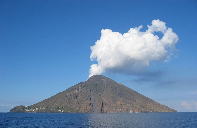 Foto do vulcão Stromboli em erupção.