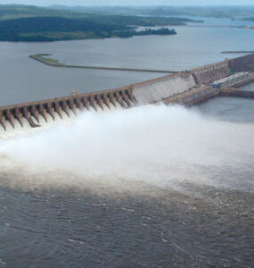 Foto de uma usina hidrelétrica vertendo água (Foto: Reprodução/campinaonline)