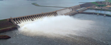 Foto de uma usina hidrelétrica vertendo água (Foto: Reprodução/campinaonline)
