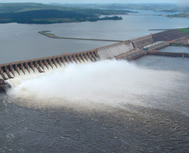 Foto de uma usina hidrelétrica vertendo água (Foto: Reprodução/campinaonline)