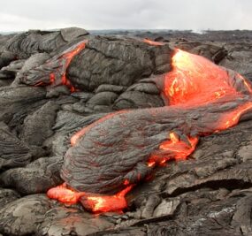 Foto de magma jorrando de rochas.