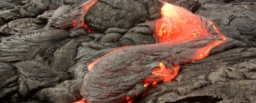 Foto de magma jorrando de rochas.