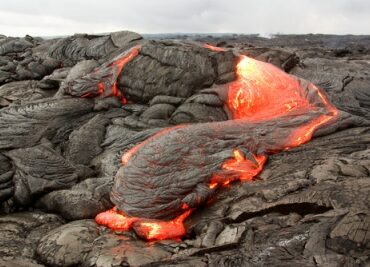 Foto de magma jorrando de rochas.