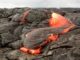Foto de magma jorrando de rochas.
