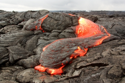 Foto de magma escorrendo de rocha.