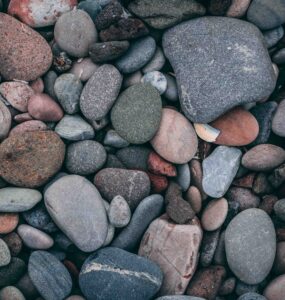 Foto de várias rochas juntas, de diferentes cores e tamanhos.