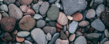 Foto de várias rochas juntas, de diferentes cores e tamanhos.