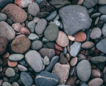 Foto de várias rochas juntas, de diferentes cores e tamanhos.