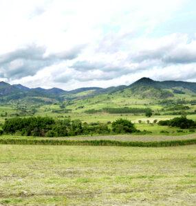 Foto de paisagem em Minas Gerais, com nuvens escuras acima de morros