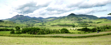 Foto de paisagem em Minas Gerais, com nuvens escuras acima de morros