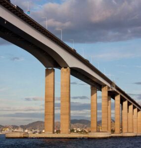 A Ponte Rio-Niterói vista da baía