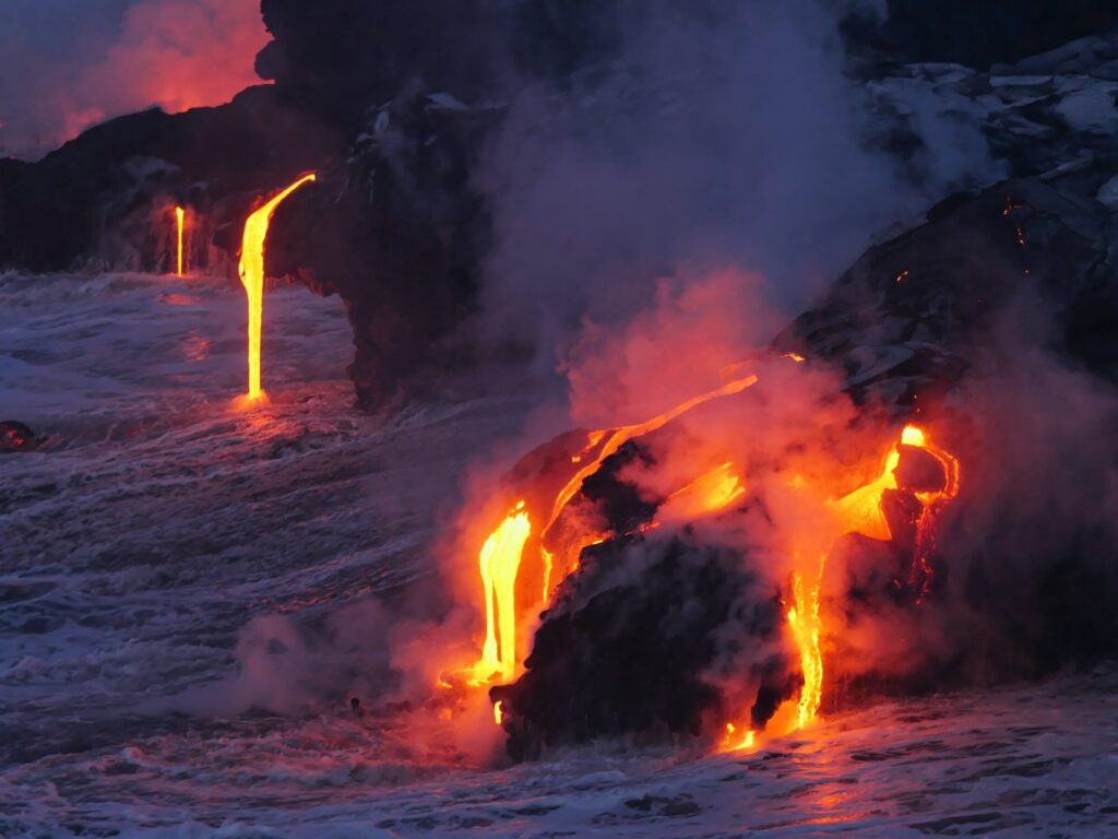 Foto de derramamento de lava do vulcão Kilauea.