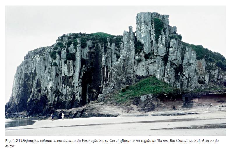 Foto de disjunções colunares em basalto da Formação Serra Geral.