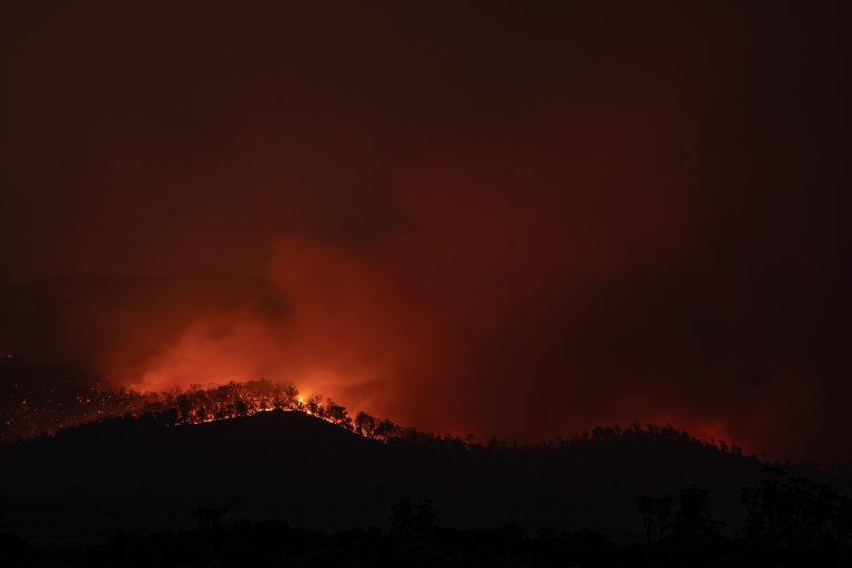 Imagem de incêndio florestal, que causa muitos impactos devido à poluição por gases liberados no fogo.