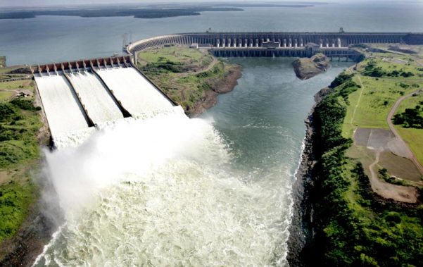Maiores barragens brasileiras: foto da usina de Itaipu.