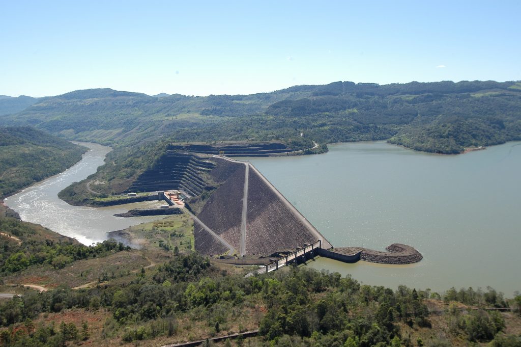 Maiores barragens brasileiras: foto da usina de Foz do areia.