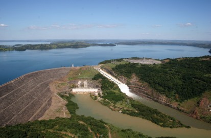 Maiores barragens brasileiras: foto da usina de Emborcação.