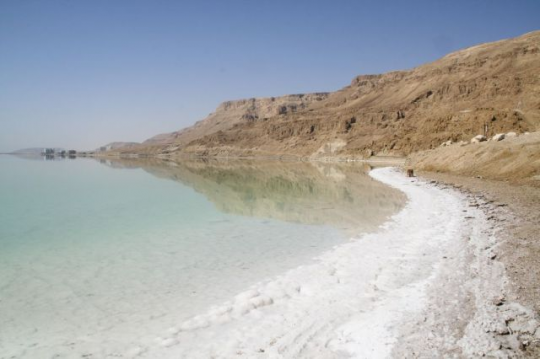 Foto do Mar Morto. Apesar do nome, ele consta entre os lagos salinos de maior relevância.