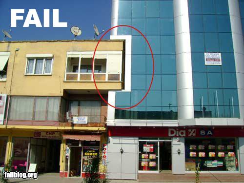 Falhas de projeto graves: foto da estrutura de um prédio entrando no espaço físico do vizinho; o ponto de invasão é destacado por um círculo vermelho.