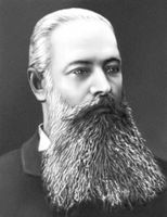 Foto preta e branca de Vasily Dokuchaev, homem branco, cabelo branco penteado para trás, barba e bigode longos.