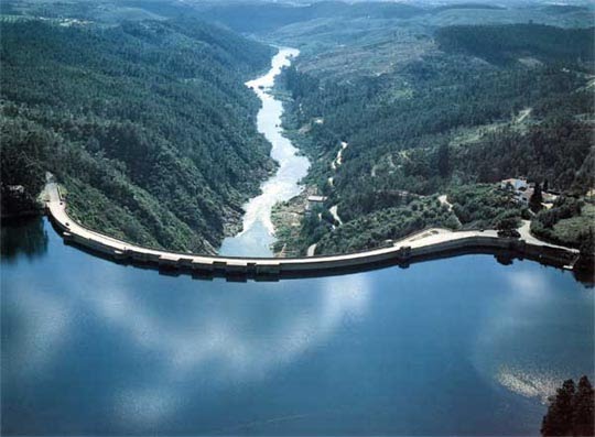 Foto de uma barragem. A Geologia de barragens faz o levantamento dos dados necessários para o projeto elaborado pelo Engenheiro.