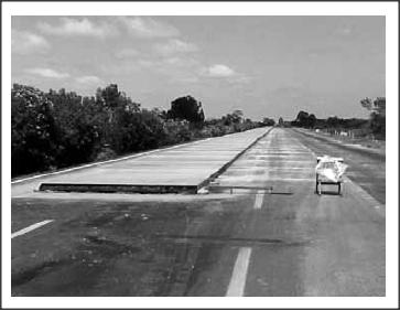Foto de whitetopping na rodovia Porto Alegre-Osório, uma camada branca de revestimento de um antigo pavimento asfáltico de concreto.