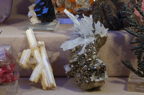 Foto com diferentes exemplos do que é mineral de fato.