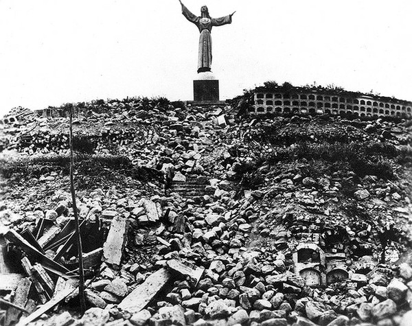 Foto em preto e branco de escombros pós-terremoto no Peru, em 1970, um dos maiores desastres naturais da América Latina.