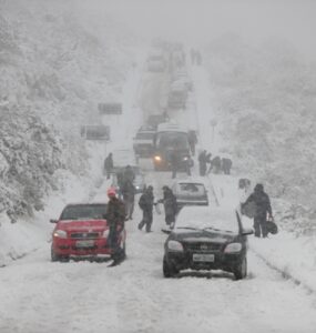 Neve encobrindo estrada e carros