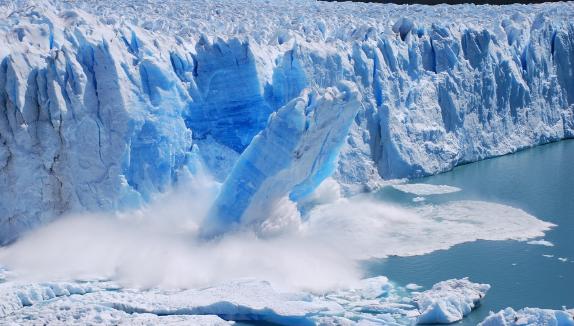 Imagem de um pedaço de geleira caindo na Antártida. O gelo é um dos principais agentes de erosão de rochas.
