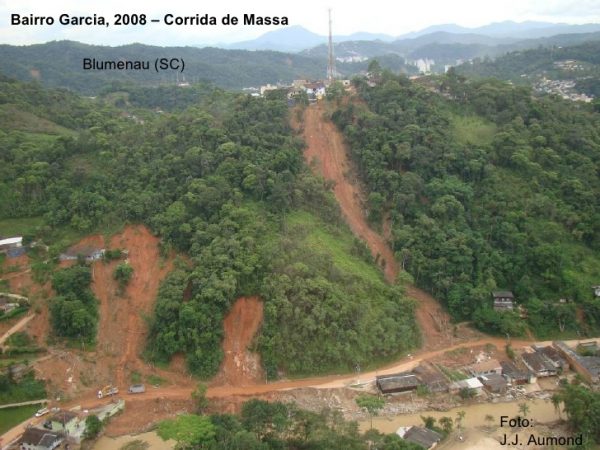 Imagem de movimentos de massa em uma encosta na Santa Catarina, com pedaços de vegetação sendo arrancados.