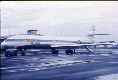 Foto da Aeronave Caravelle pousada na pista.