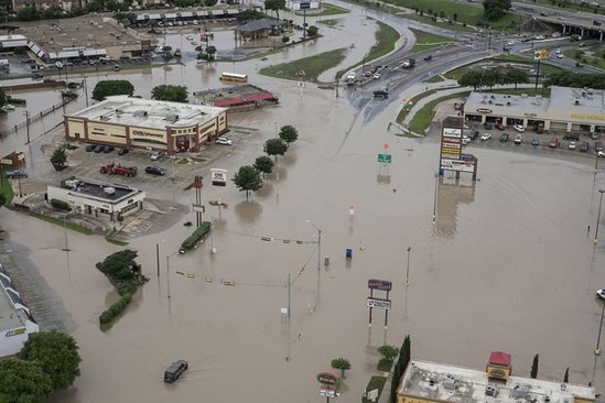 Inundação em cidade no Texas, vista aérea, quase encobrindo carros.