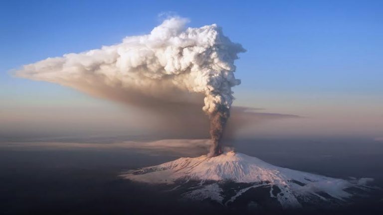 Foto do vulcão Etna em erupção, um dos vulcões mais constantes em atividade.