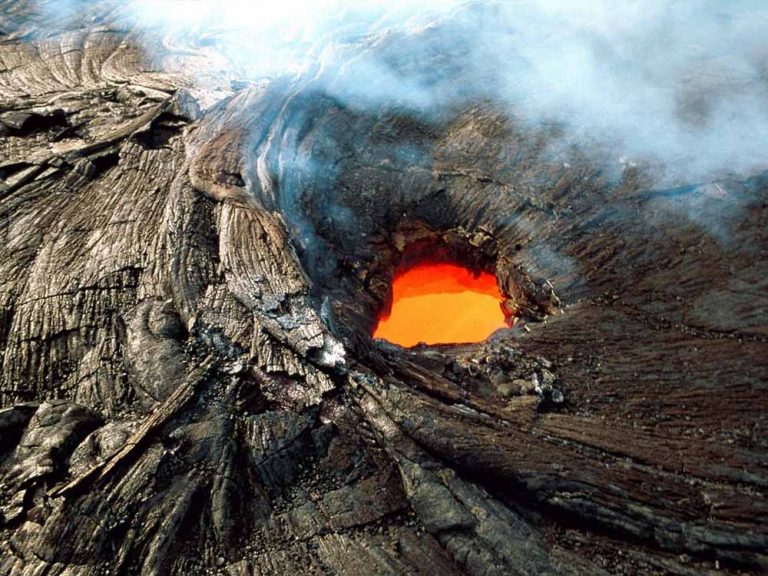 Foto aérea da lava do vulcão Kilauea.