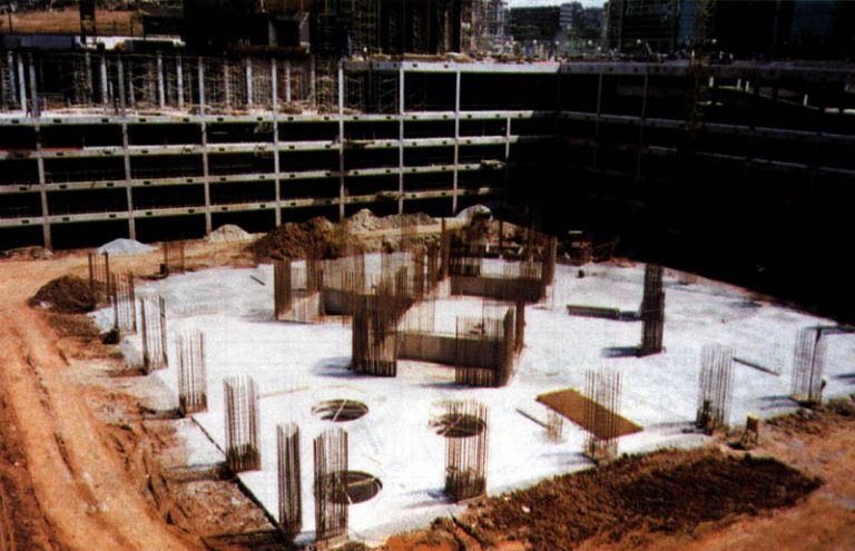 Imagem de um canteiro de obras, com fundação direta ao redor da demarcação do prédio.