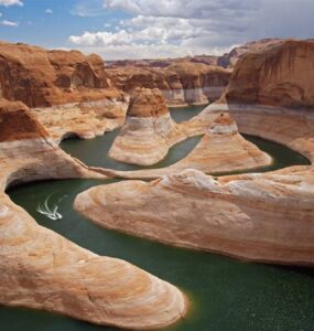 Imagem de um rio cortando montanhas.