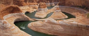 Imagem de um rio cortando montanhas.