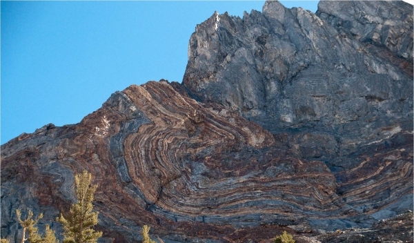 Reologia: foto de uma grande rocha contra um céu azul. 