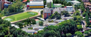 Foto aérea de uma escola