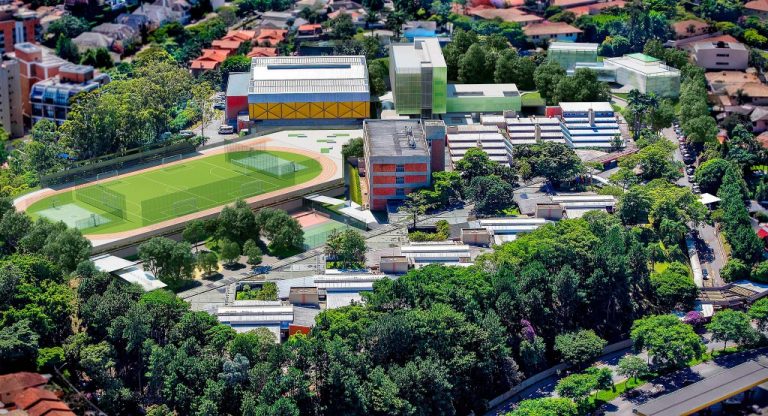 Foto aérea de um colégio com arquitetura escolar humanizada e sustentável, o que melhora o conforto e desempenho dos alunos.