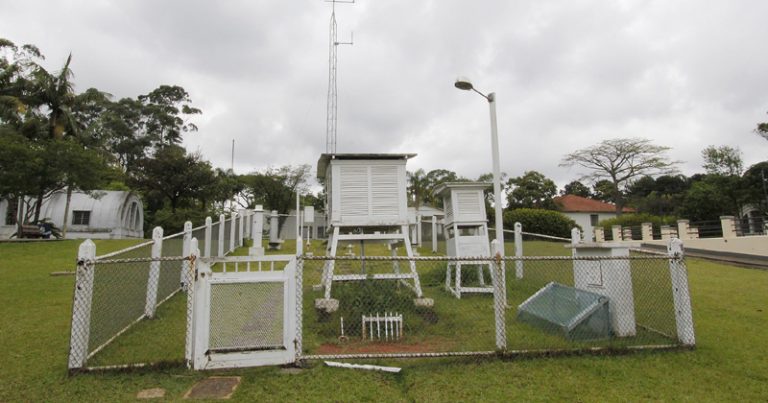 Foto de uma estação meteorológica convencional.