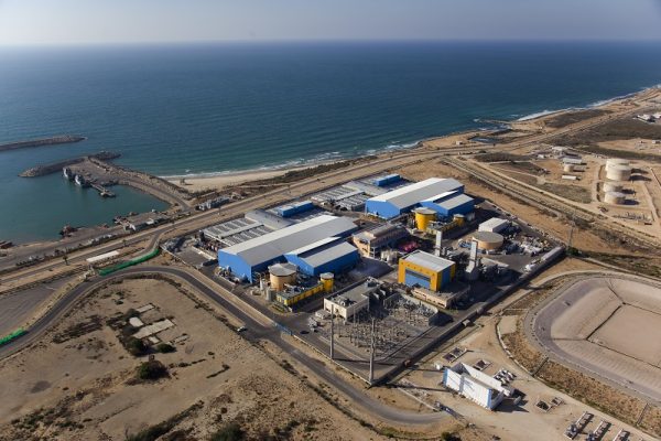 Foto aérea de Sorek, uma usina de dessalinização de águas em Israel, na beira do oceano.