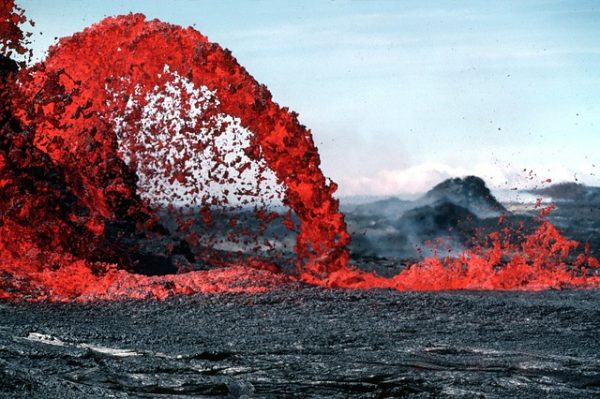 Imagem de magma líquido com origem de um vulcão, saindo em um jato.