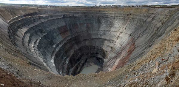 Foto aérea de uma das grandes minas a céu aberto do mundo, a de Mir na Rússia.