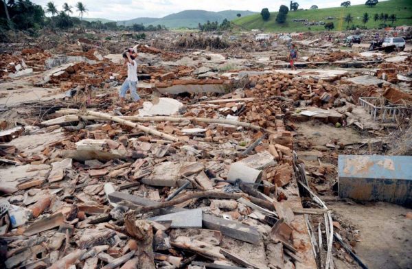Imagem de escombros depois de inundação em Alagoas.