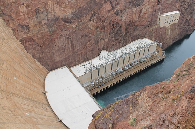 Foto da represa Hoover, nos EUA, referência em construção de represas.