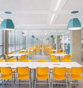 Foto de uma sala de aula.