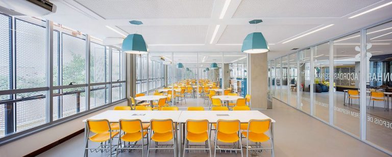 Foto de uma sala de aula bem iluminada e espaçosa.